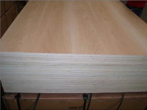 Hochwertiges Sperrholz in Uty-Qualität