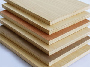 Дървена плоскост, облицована с фурнир от лиственица